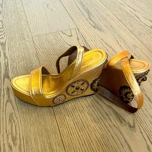 Sandals wedge gold bcbg